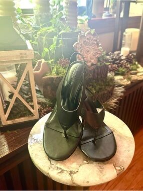 NIB!🔥 Black Slingback Kitten Heel Thong Sandals, Size 7